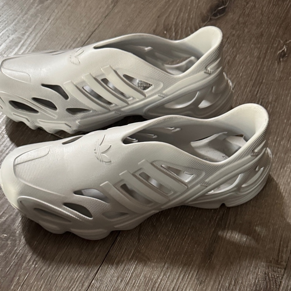 MEN Adidas Adifom Supernova slip-on sneakers in a white/grey colorway.
